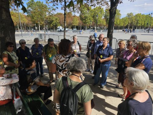 Introduction du guide au groupe pour la visite des monuments restants des expositions universelles de Paris